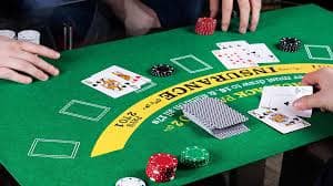 Pengguna memeriksa akses akun di ponsel
